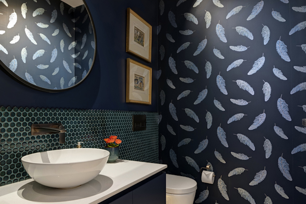 Dramatic Powder Room With a Teal & Navy Blue Colour Palette